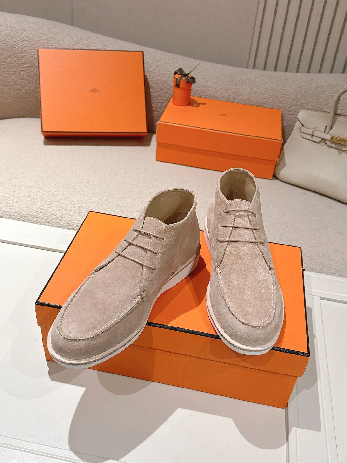 Men's Men's Shoes 660💰 Hermes men's size #26ss calfskin derby shoes, decorated with signature "H Diamant" details for a stylish and casual style. Fabric: Cow suede Lining: Mixed sheep lining Outsole: Genuine leather welt + original TPU Bottom thickness: 3CM Code number: 39-45 (customized at 46.47)